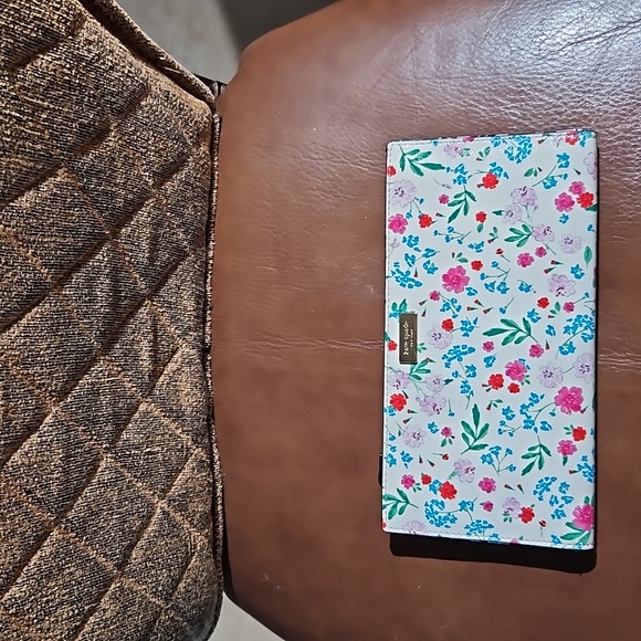 kate spade Handbags - Kate Spade Floral Wallet in Red and Blue